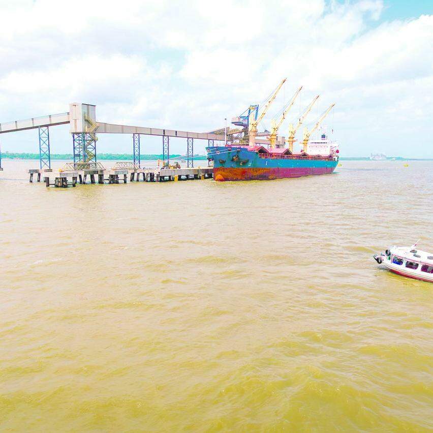 Navio graneleiro em Barcarena (PA): Advocacia Ruy de Mello Miller presta assessoria jurídica no Arco Norte