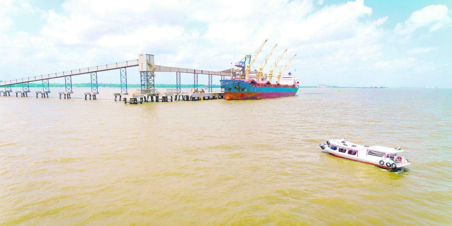 Navio graneleiro em Barcarena (PA): Advocacia Ruy de Mello Miller presta assessoria jurídica no Arco Norte