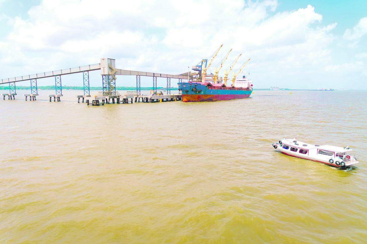 Navio graneleiro em Barcarena (PA): Advocacia Ruy de Mello Miller presta assessoria jurídica no Arco Norte