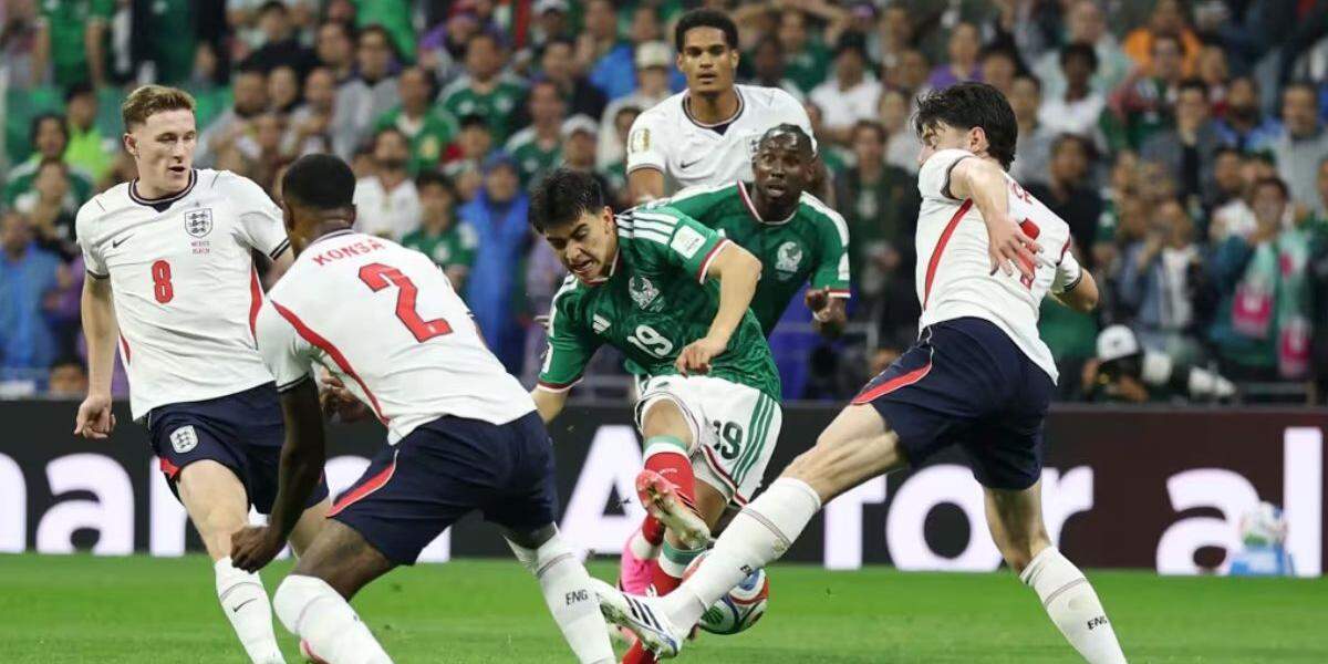 Com um a menos, Inglaterra derruba México no Azteca e segue na Copa
