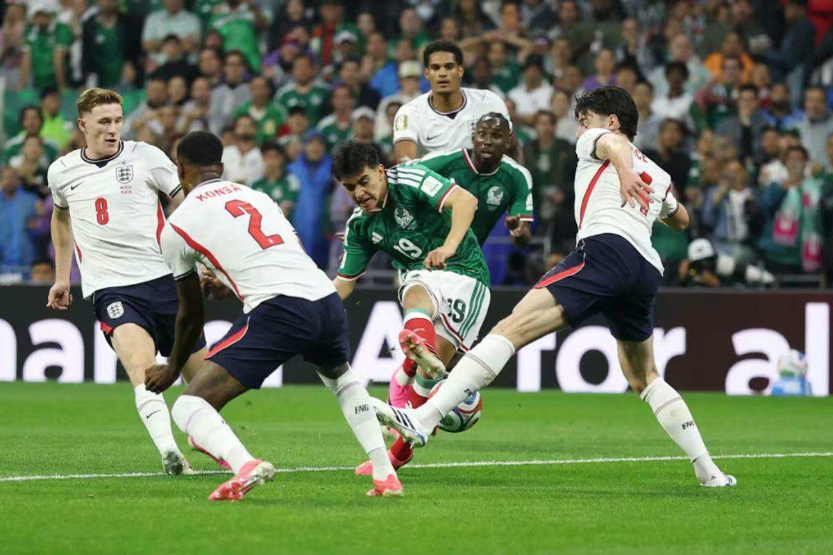 Com um a menos, Inglaterra derruba México no Azteca e segue na Copa