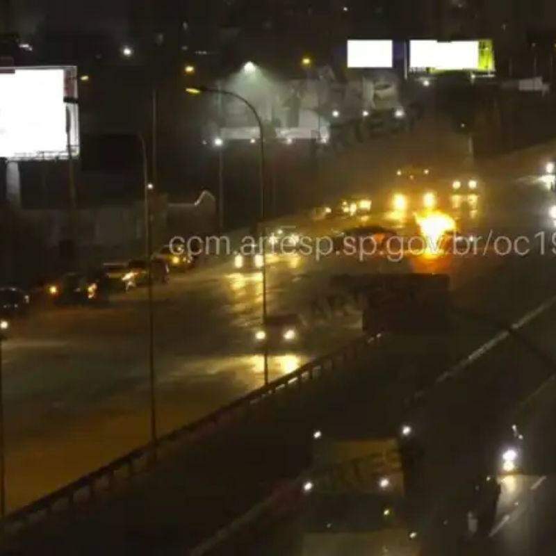 Colisão na Castelo Branco termina com três carbonizados em SP, incluindo uma criança