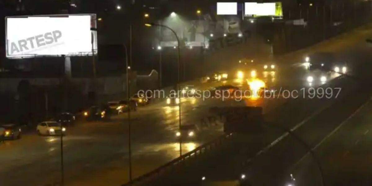 Colisão na Castelo Branco termina com três carbonizados em SP, incluindo uma criança