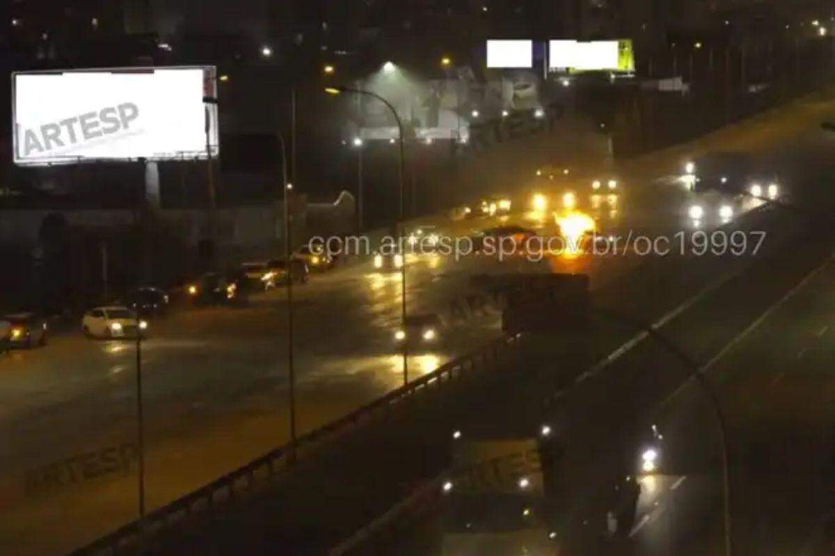 Colisão na Castelo Branco termina com três carbonizados em SP, incluindo uma criança
