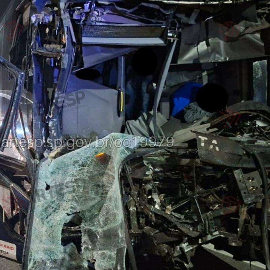 Motorista ficou preso nas ferragens