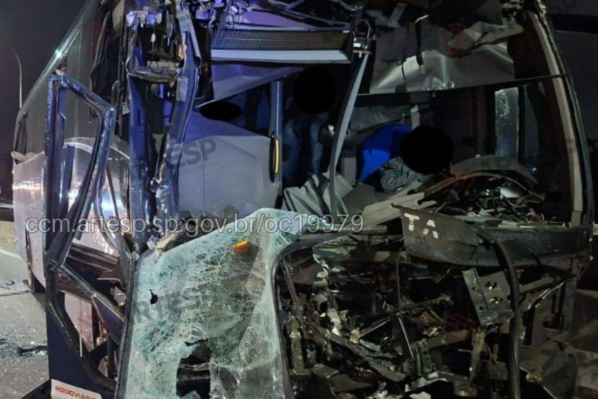Motorista ficou preso nas ferragens