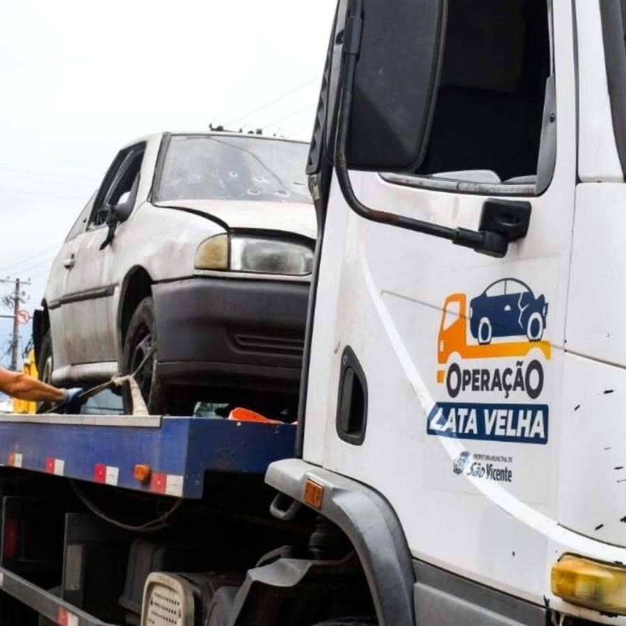 Carros abandonados prejudica a circulação nas vias das cidades.