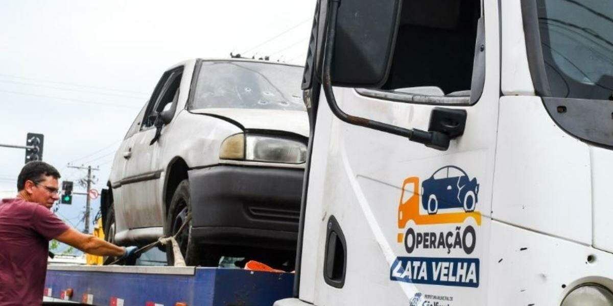 Carros abandonados prejudica a circulação nas vias das cidades.
