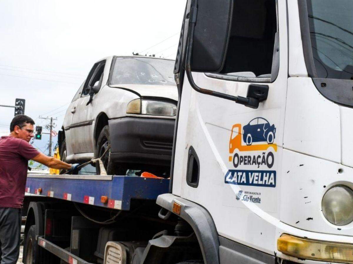 Carros abandonados prejudica a circulação nas vias das cidades.