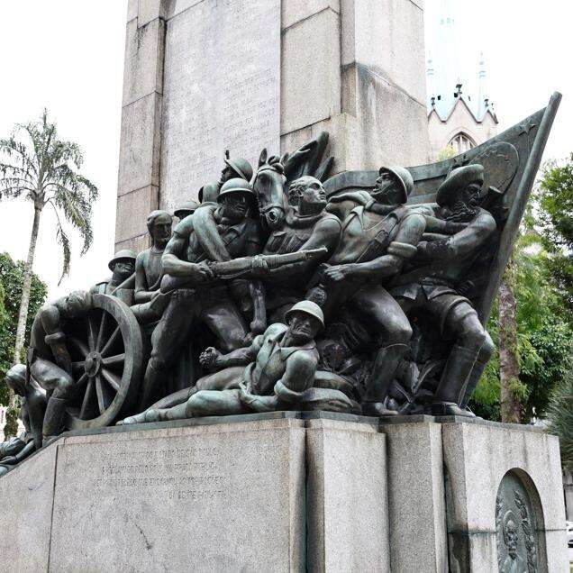 Detalhe do Monumento da Revolução de 1932, na Pça. José Bonifácio, no Centro de Santos