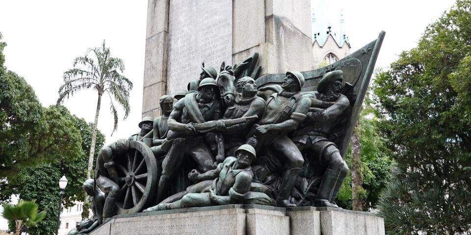 Detalhe do Monumento da Revolução de 1932, na Pça. José Bonifácio, no Centro de Santos