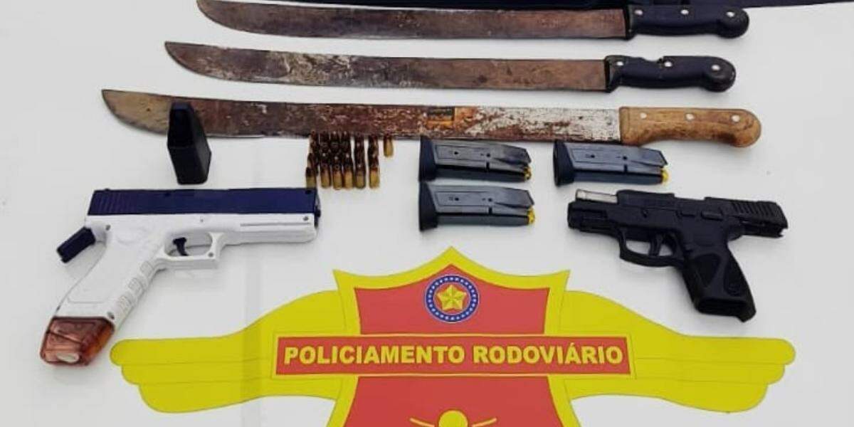 Armas foram apreendidos pela Polícia Militar Rodoviária