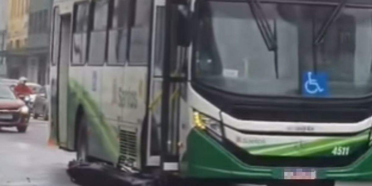 A colisão entre o ônibus e a moto aconteceu na Rua São Francisco, em Santos