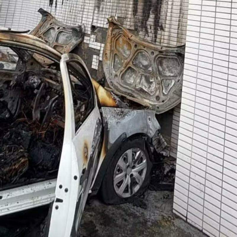 Carros ficaram com os interiores destruídos por conta do incêndio