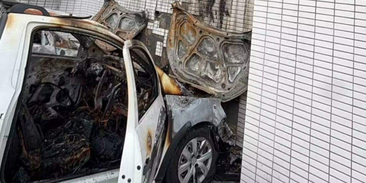 Carros ficaram com os interiores destruídos por conta do incêndio