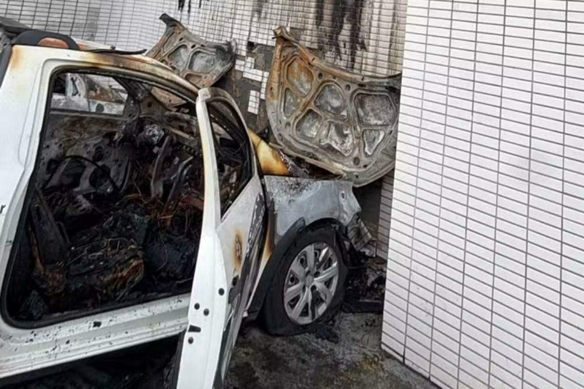 Carros ficaram com os interiores destruídos por conta do incêndio
