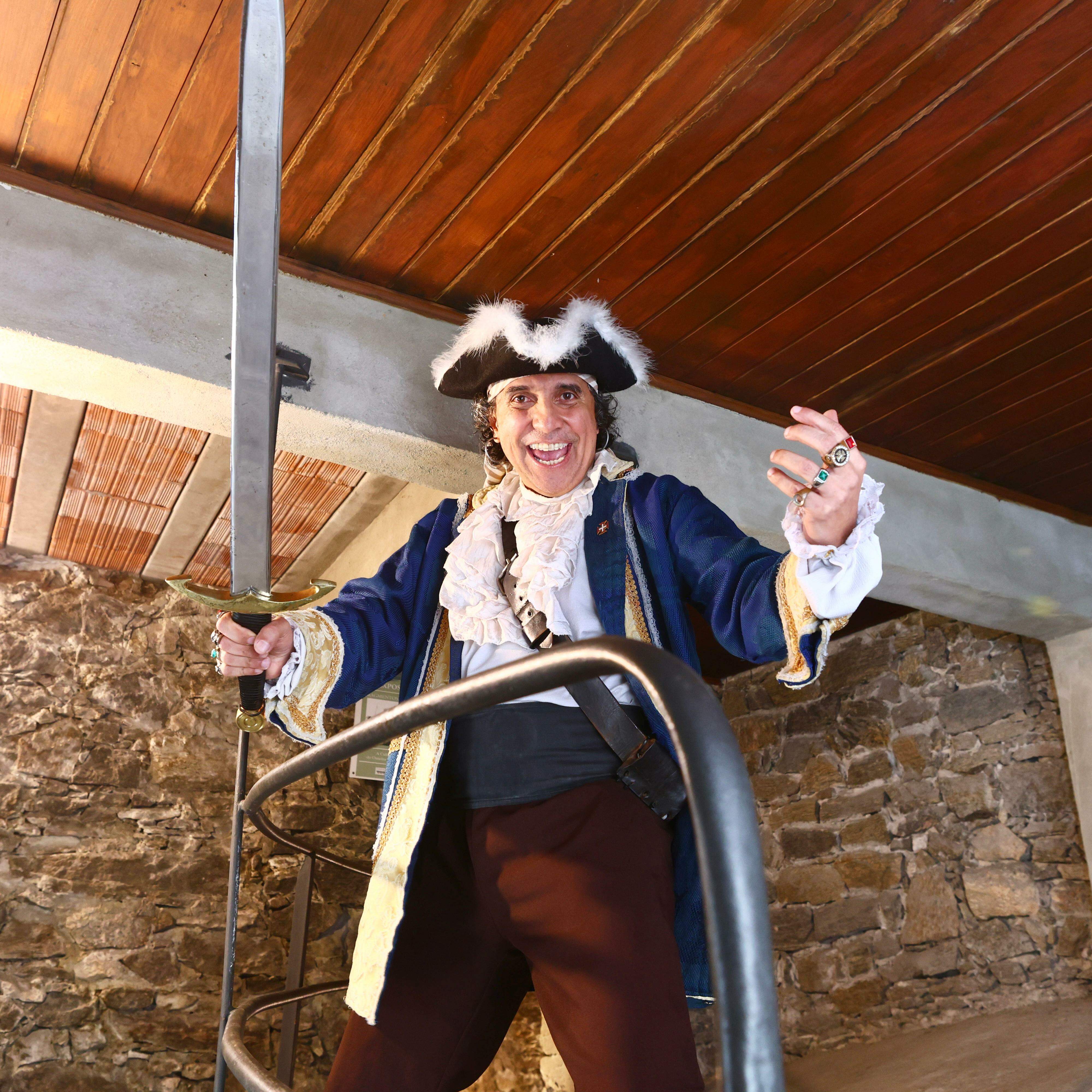 Beto Vieira, santista, interpreta Bob Cavendish, pirata fictício. Na segunda, viajará para Vila do Conde