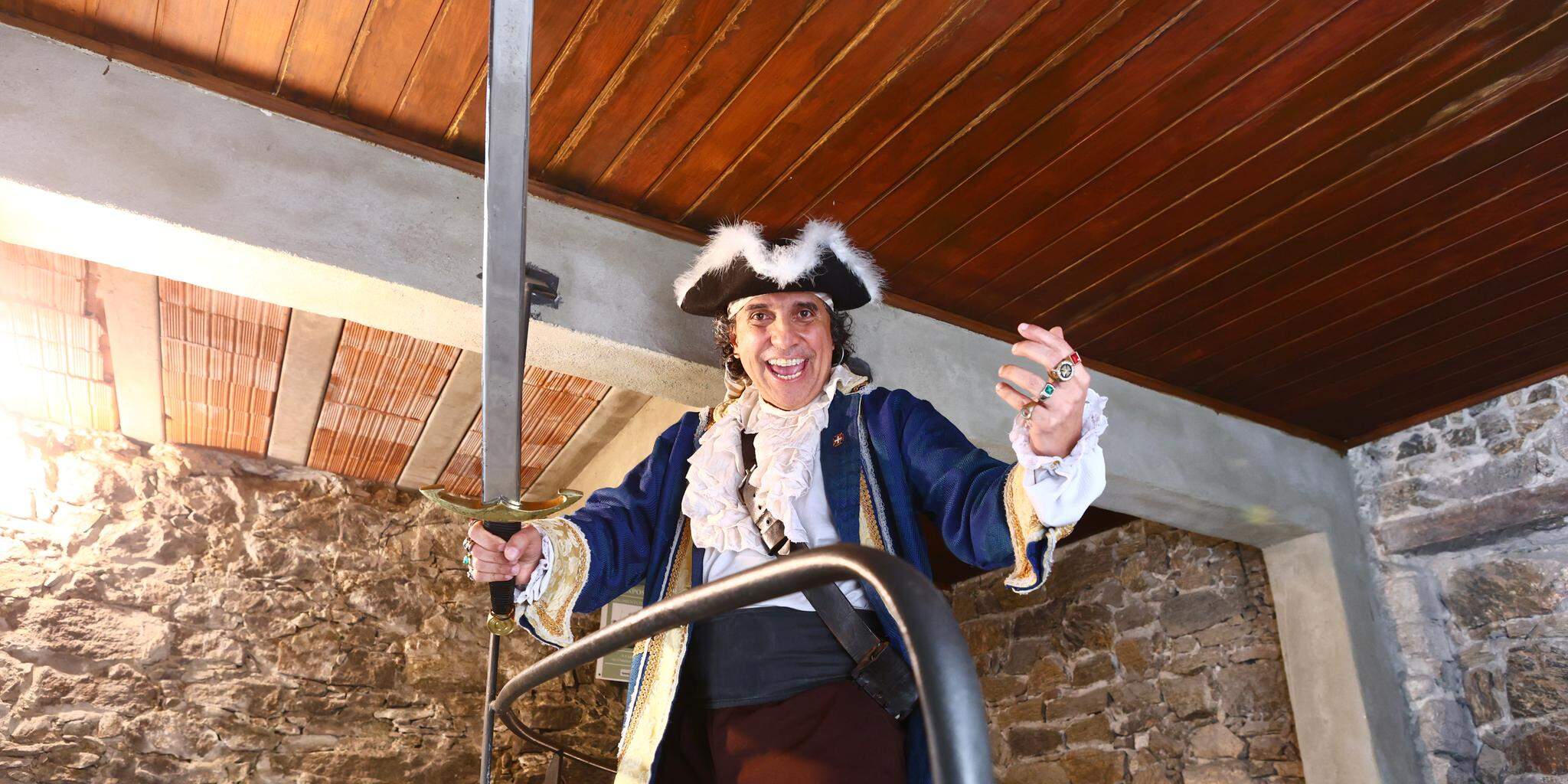 Beto Vieira, santista, interpreta Bob Cavendish, pirata fictício. Na segunda, viajará para Vila do Conde