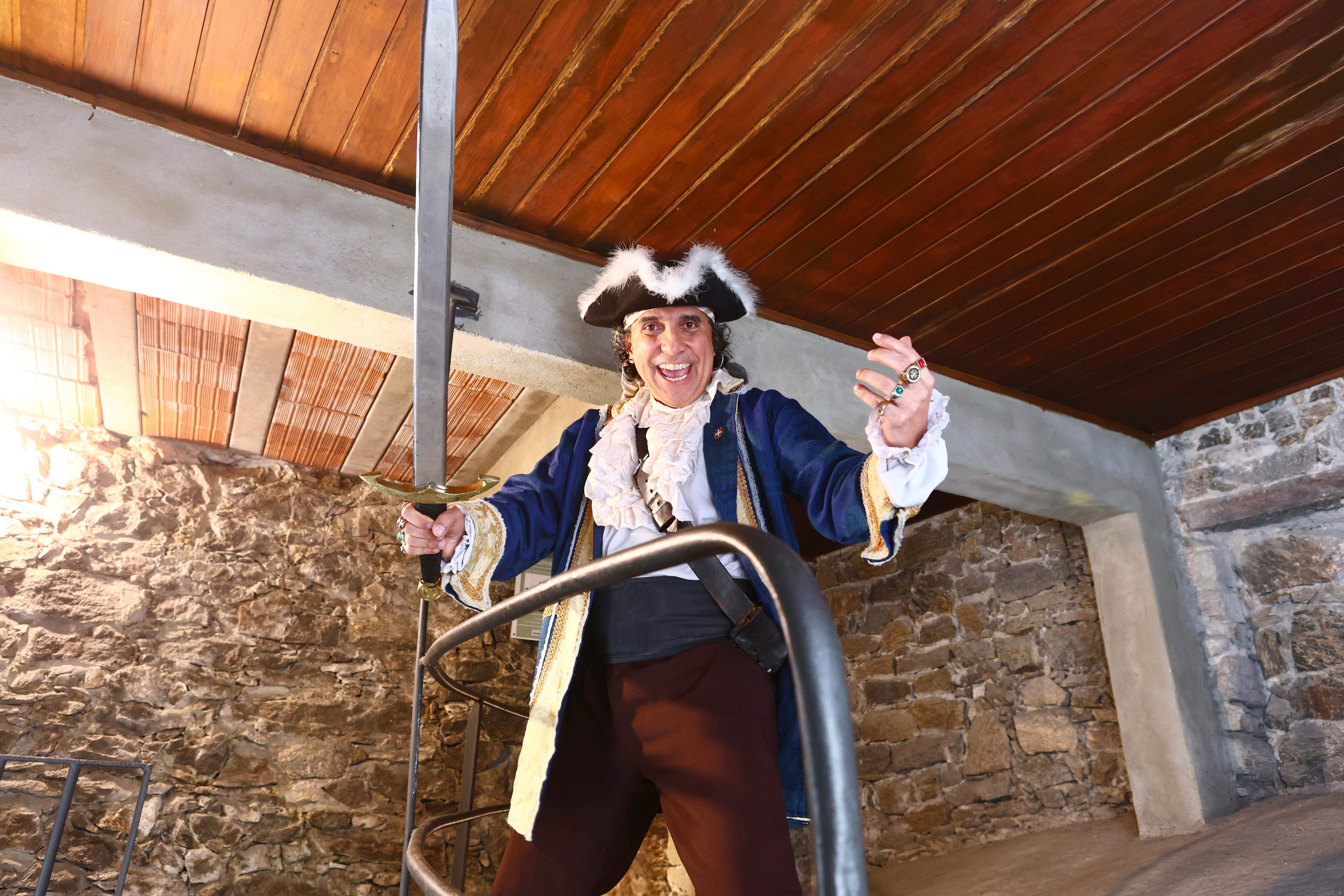 Beto Vieira, santista, interpreta Bob Cavendish, pirata fictício. Na segunda, viajará para Vila do Conde