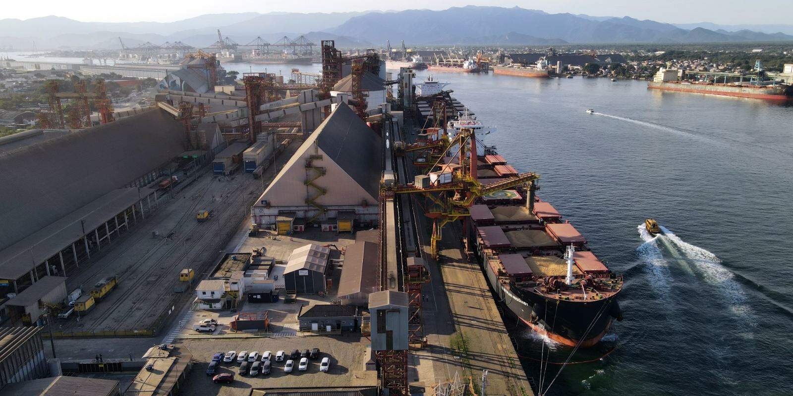 The navigation channel is 24.6 kilometers long, 220 meters wide, and 15 meters deep