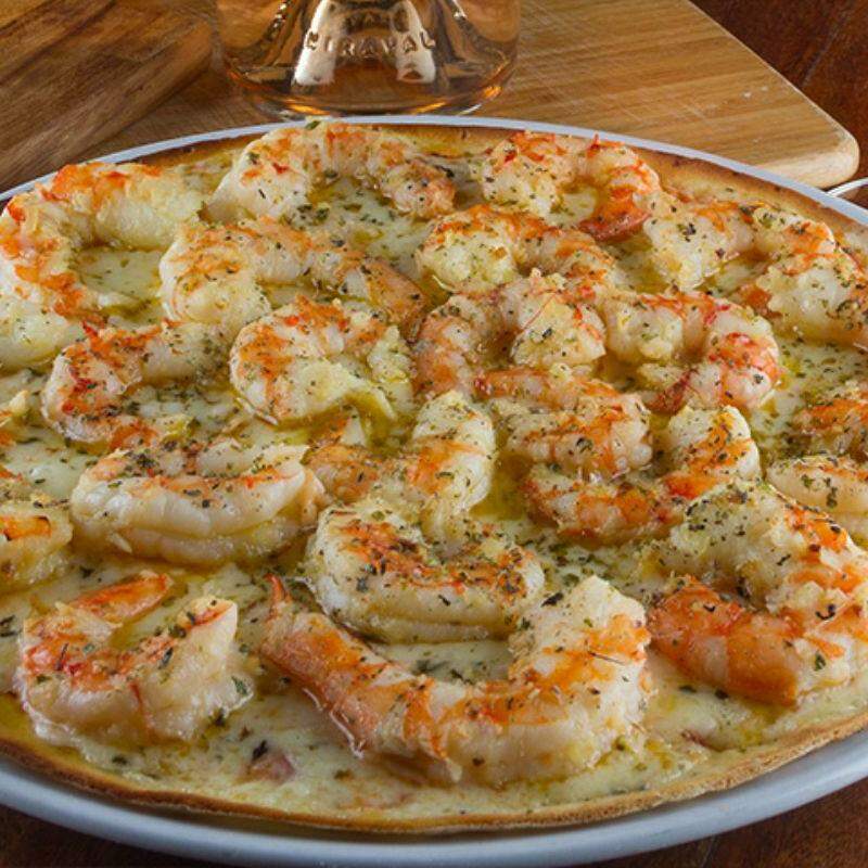 A famosa pizza de camarão custa R$ 730 e é servida pelo Van Gogh, em Santos
