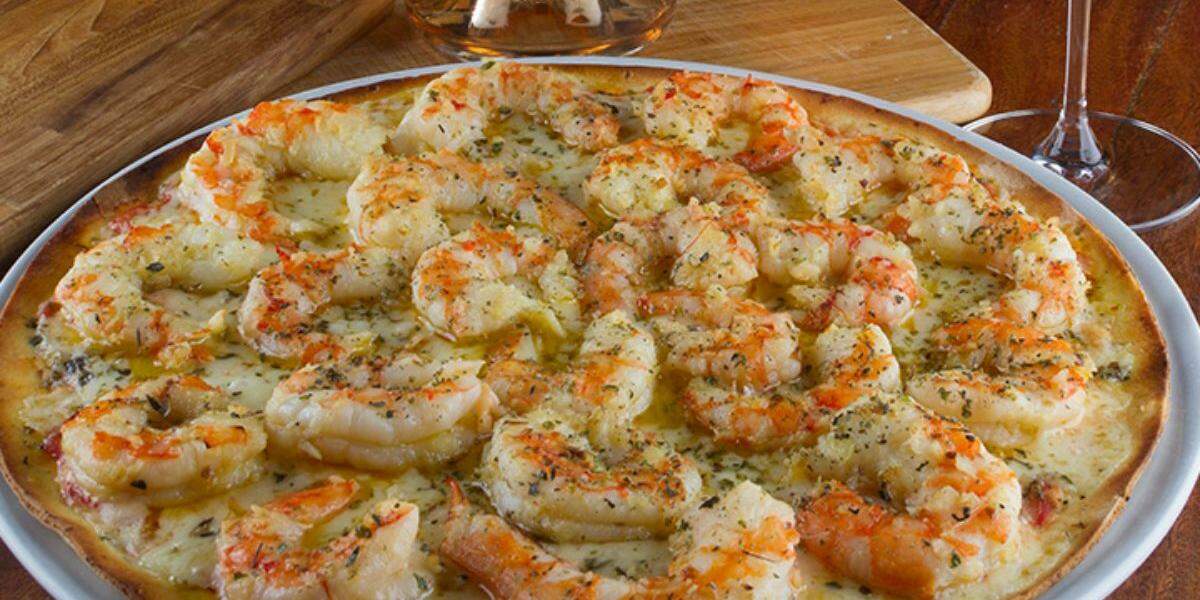 A famosa pizza de camarão custa R$ 730 e é servida pelo Van Gogh, em Santos