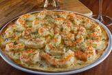 A famosa pizza de camarão custa R$ 730 e é servida pelo Van Gogh, em Santos