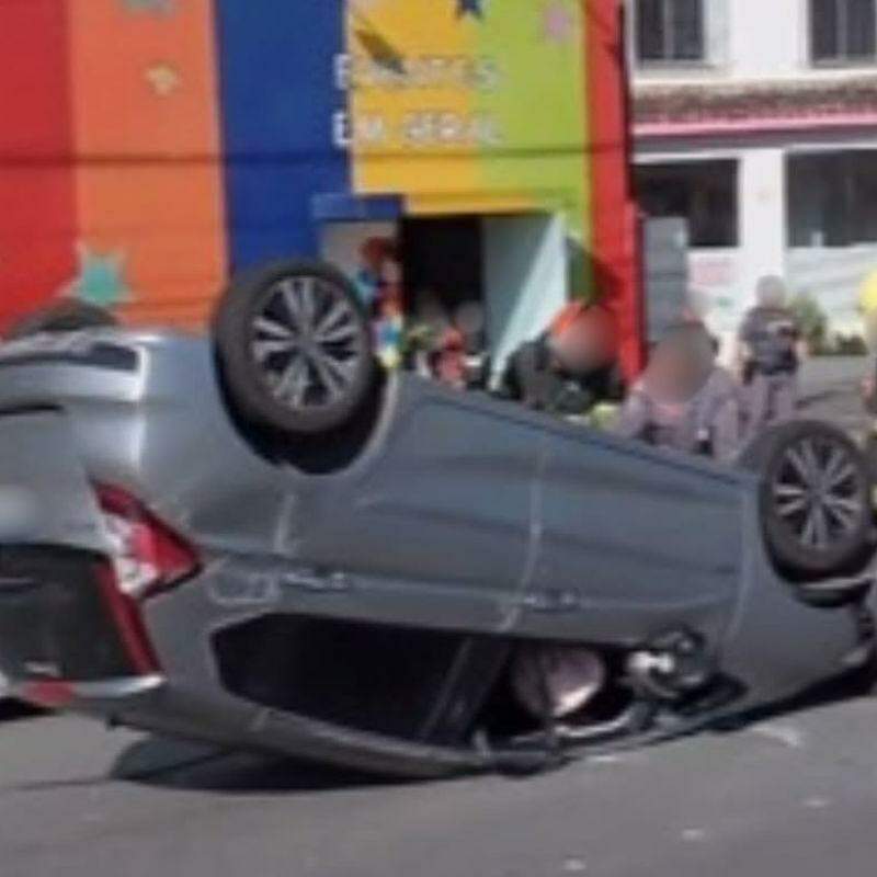 Veículo ficou tombado sobre a via e motorista conseguiu sair do veículo, mas com ferimentos