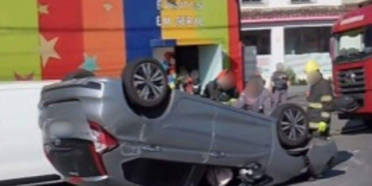 Veículo ficou tombado sobre a via e motorista conseguiu sair do veículo, mas com ferimentos