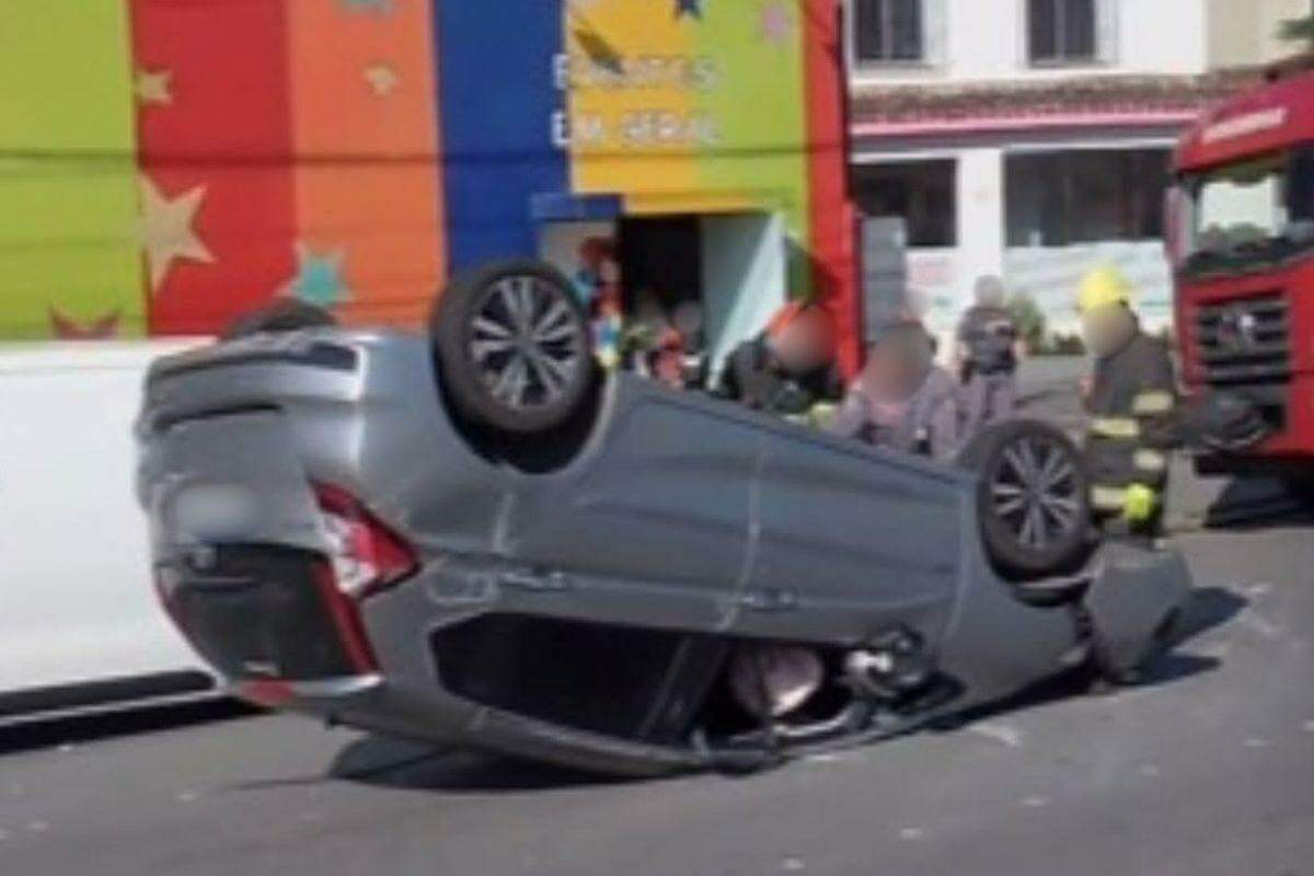 Veículo ficou tombado sobre a via e motorista conseguiu sair do veículo, mas com ferimentos