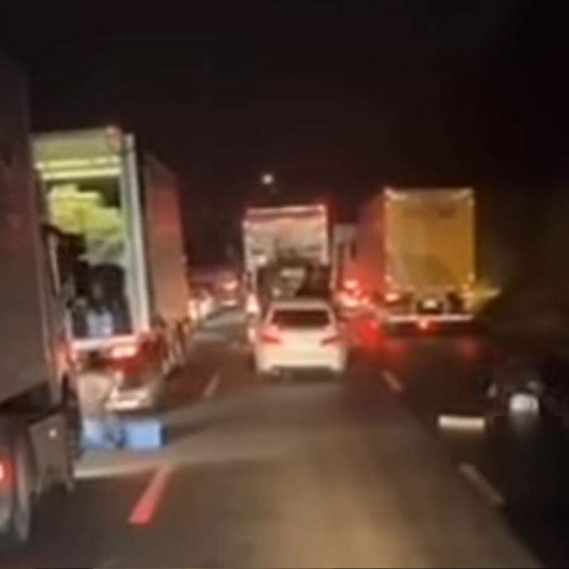 Criminosos se aproveitaram do congestionamento para saquear a carga