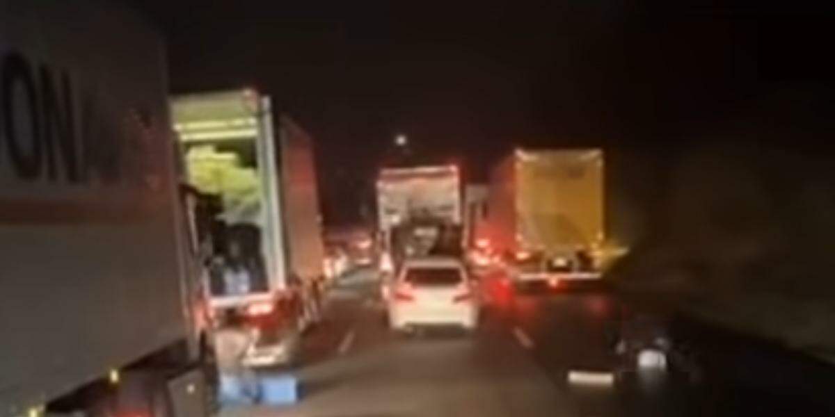 Criminosos se aproveitaram do congestionamento para saquear a carga