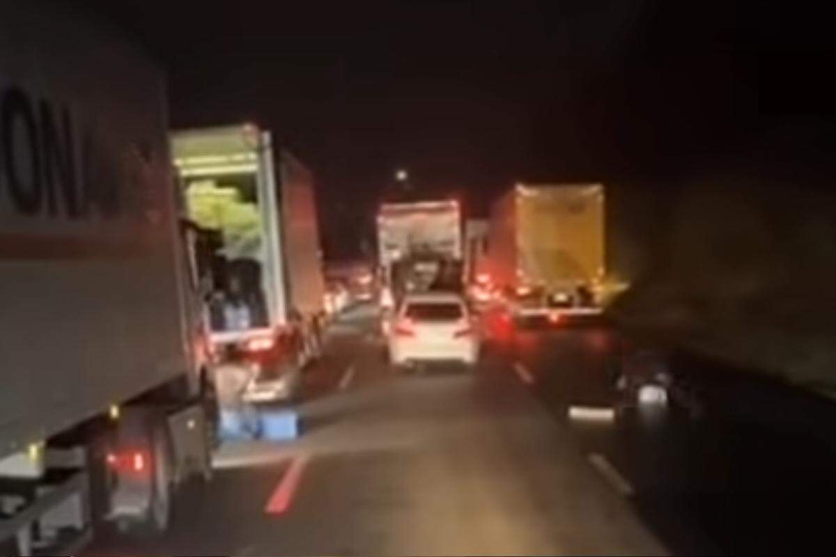Criminosos se aproveitaram do congestionamento para saquear a carga
