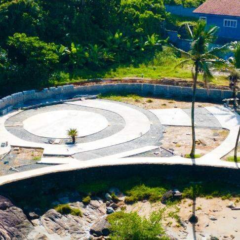 Além do novo mirante, a Praça da Gruta Nossa Senhora de Lourdes, em Itanhaém, terá apoios suspensos que não irão intervir na vegetação