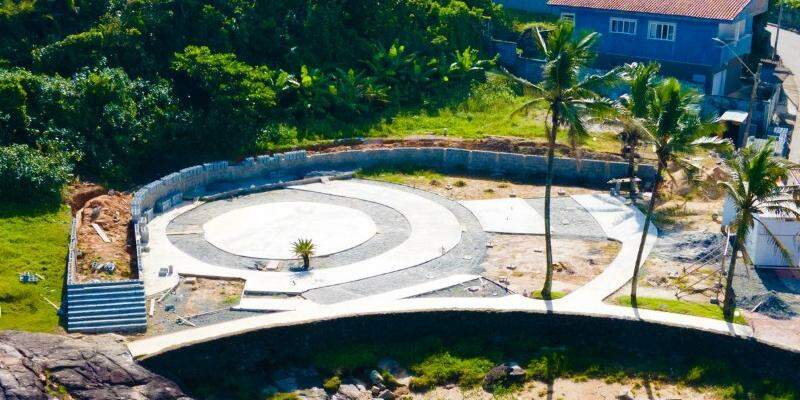 Além do novo mirante, a Praça da Gruta Nossa Senhora de Lourdes, em Itanhaém, terá apoios suspensos que não irão intervir na vegetação