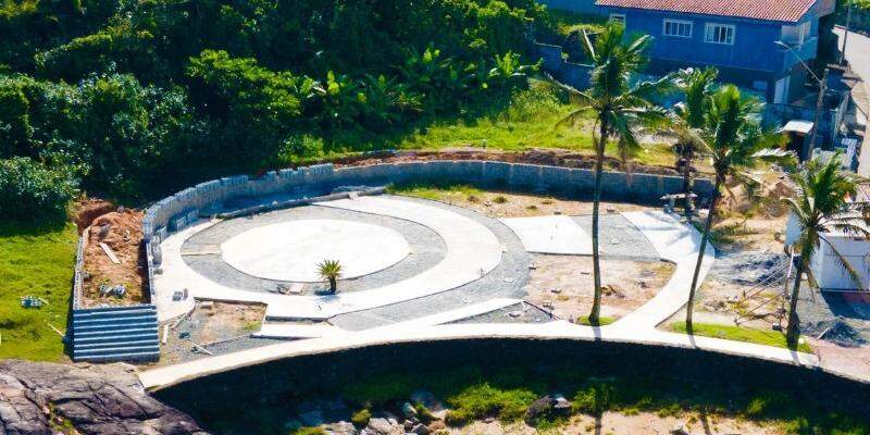 Além do novo mirante, a Praça da Gruta Nossa Senhora de Lourdes, em Itanhaém, terá apoios suspensos que não irão intervir na vegetação