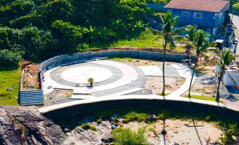 Além do novo mirante, a Praça da Gruta Nossa Senhora de Lourdes, em Itanhaém, terá apoios suspensos que não irão intervir na vegetação
