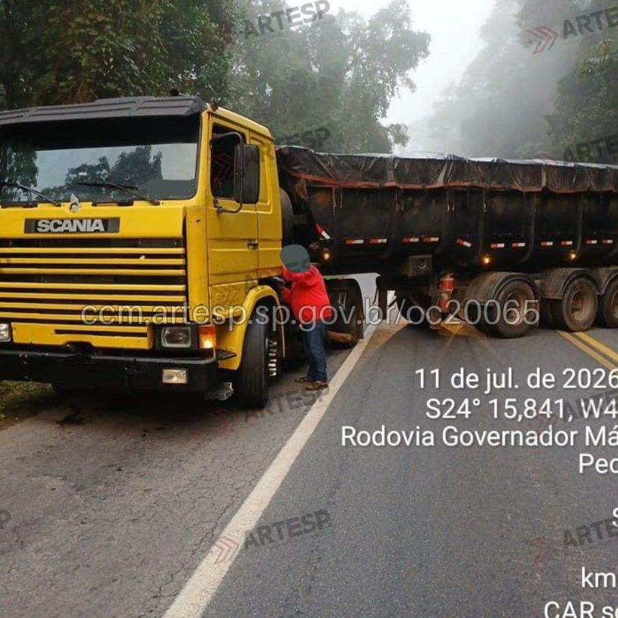 Caminhão foi removido por volta das 8h deste sábado
