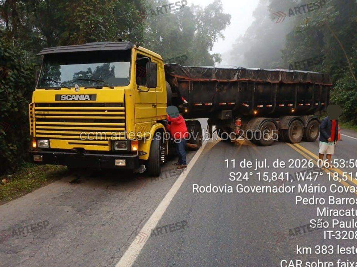 Caminhão foi removido por volta das 8h deste sábado