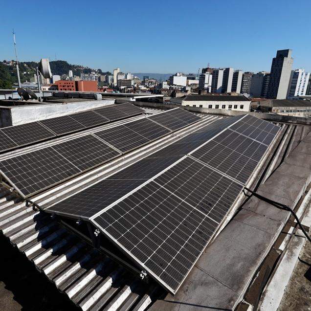 Foram instaladas 68 placas de energia solar no alto do edifício sede do Grupo, complementando de forma limpa o intenso consumo diário
