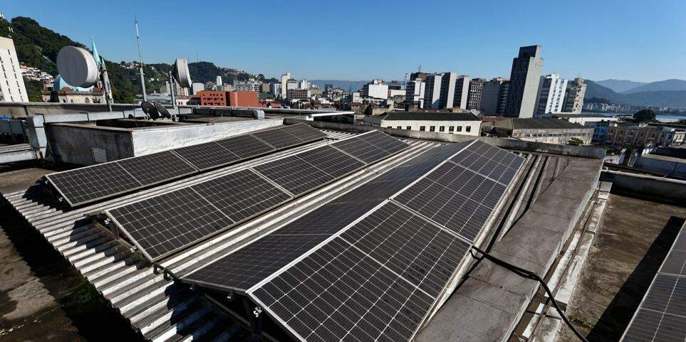 Foram instaladas 68 placas de energia solar no alto do edifício sede do Grupo, complementando de forma limpa o intenso consumo diário