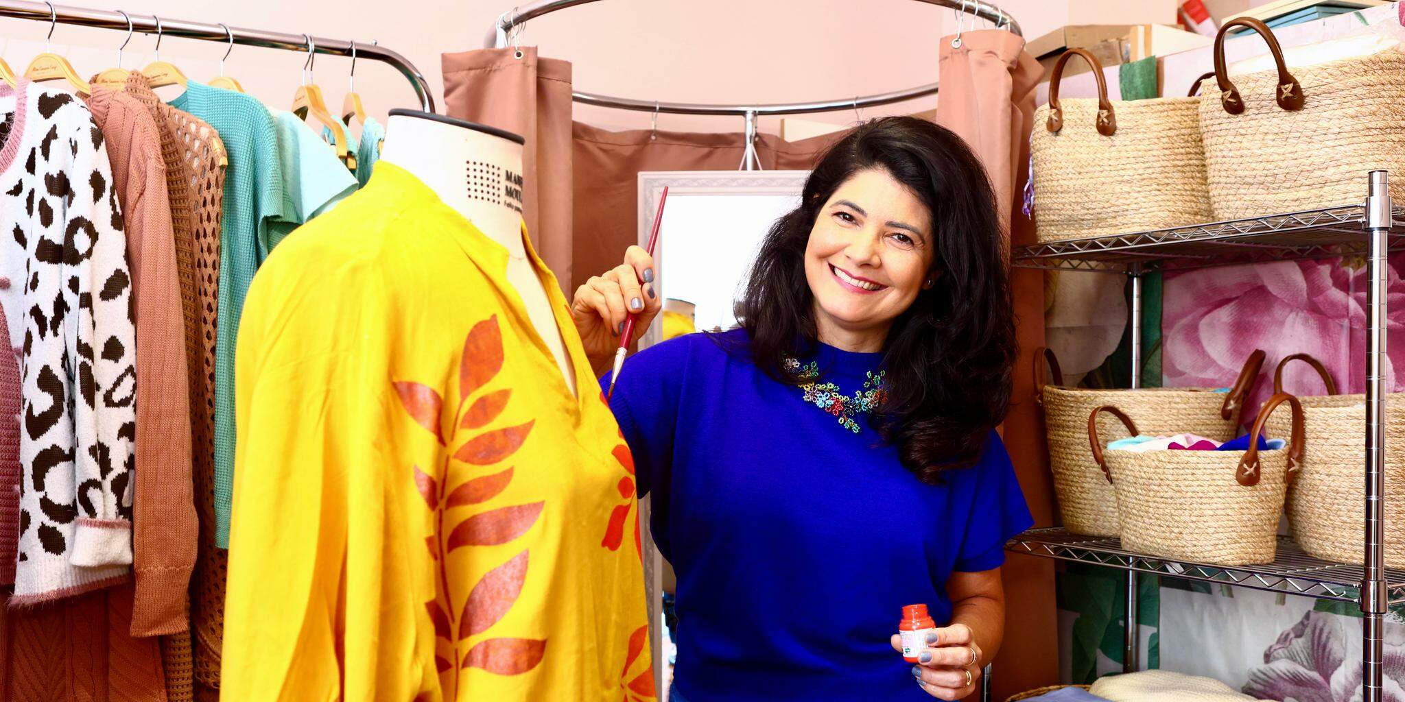 A estilista e designer têxtil Aline Curzi conciliou o Instagram e as feiras criativas com um ponto físico