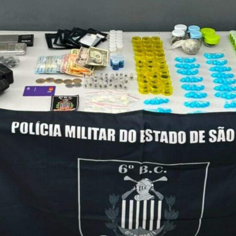 Diversas porções de drogas, rádio-comunicadores e outros ilícitos foram encontrados com o criminoso