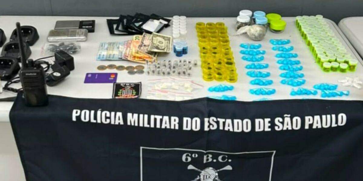 Diversas porções de drogas, rádio-comunicadores e outros ilícitos foram encontrados com o criminoso