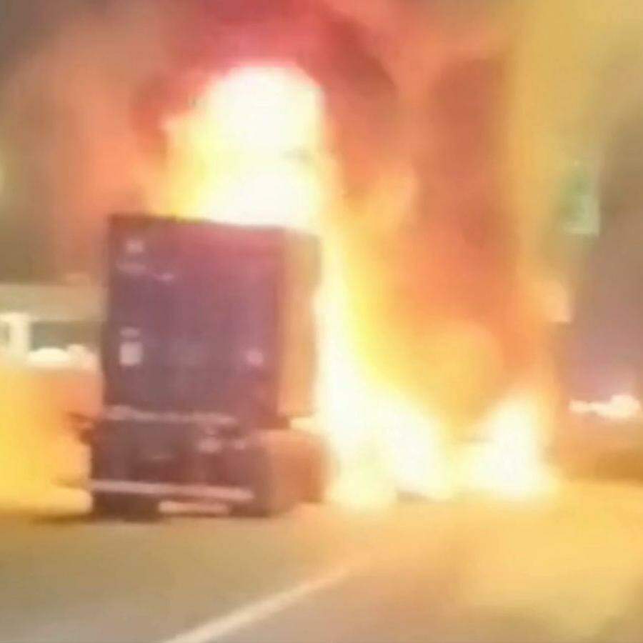 Chamas foram apagadas pela equipe da concessionária