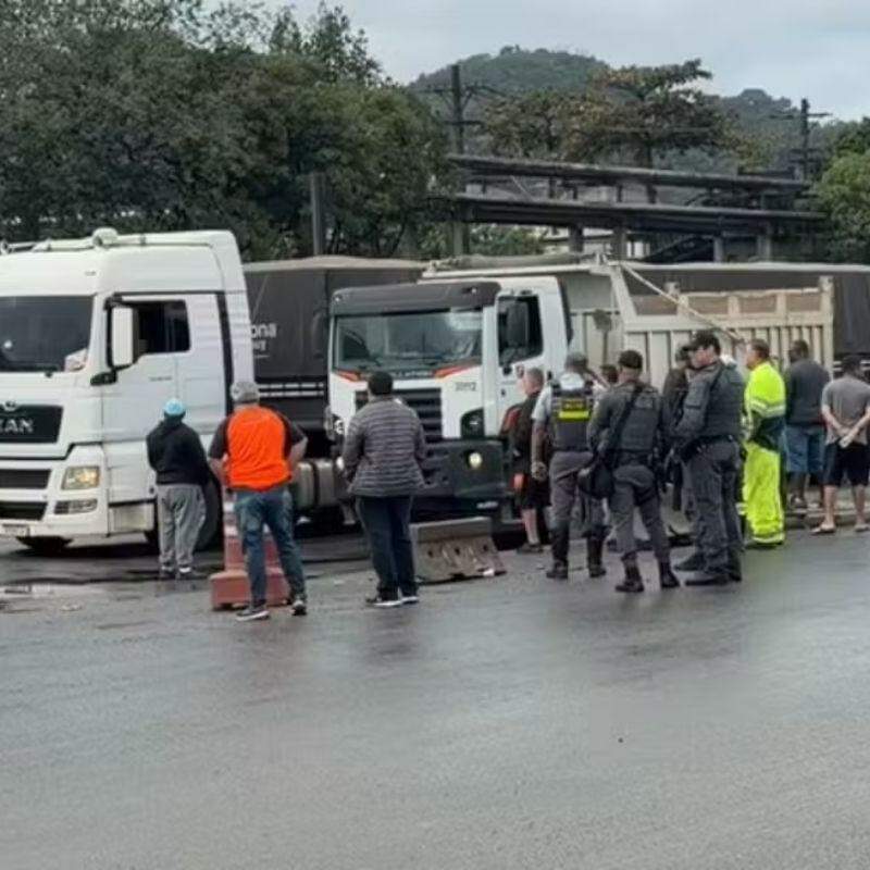 Manifestantes estão reunidos na descida do Viaduto da Alemoa, em Santos, desde a madrugada
