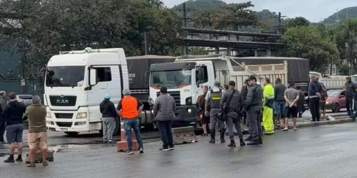 Manifestantes estão reunidos na descida do Viaduto da Alemoa, em Santos, desde a madrugada