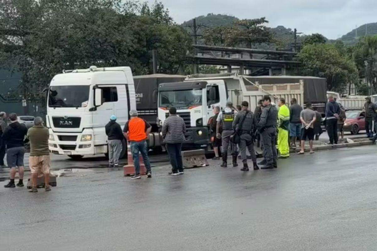 Manifestantes estão reunidos na descida do Viaduto da Alemoa, em Santos, desde a madrugada
