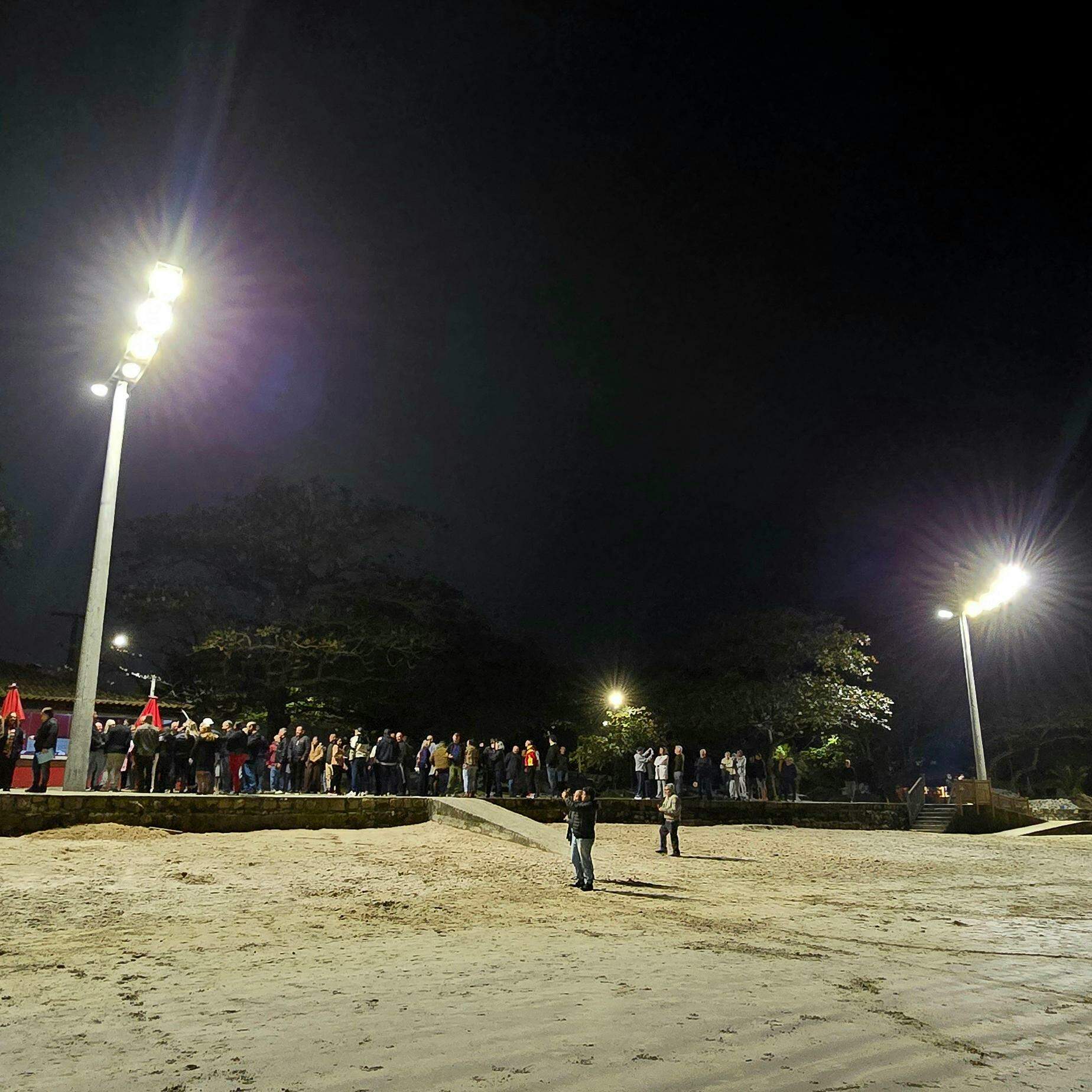 Em cerca de 20 dias, instalaram-se 14 postes de concreto armado e 84 luminárias na calçada e na areia