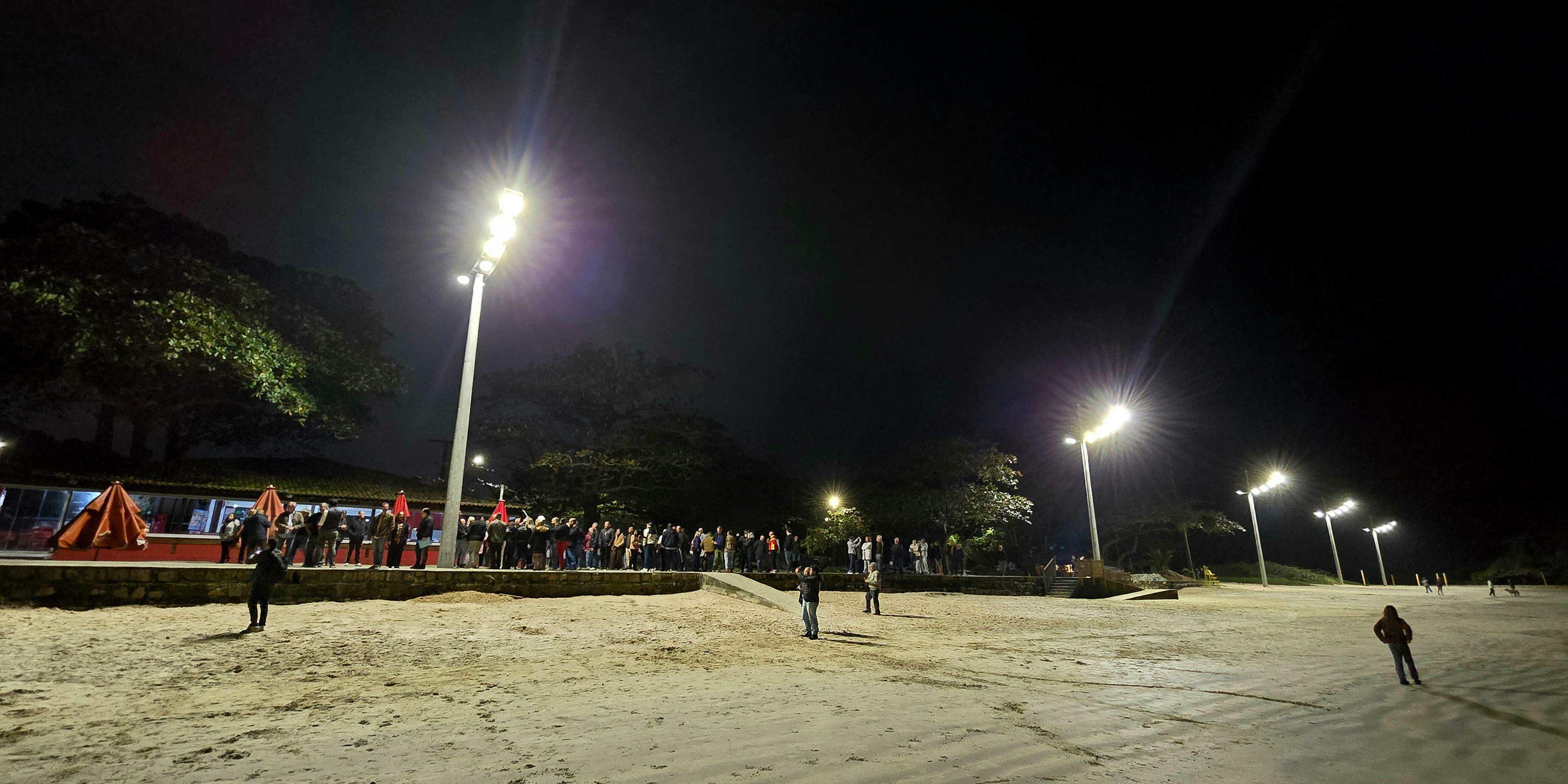 Em cerca de 20 dias, instalaram-se 14 postes de concreto armado e 84 luminárias na calçada e na areia